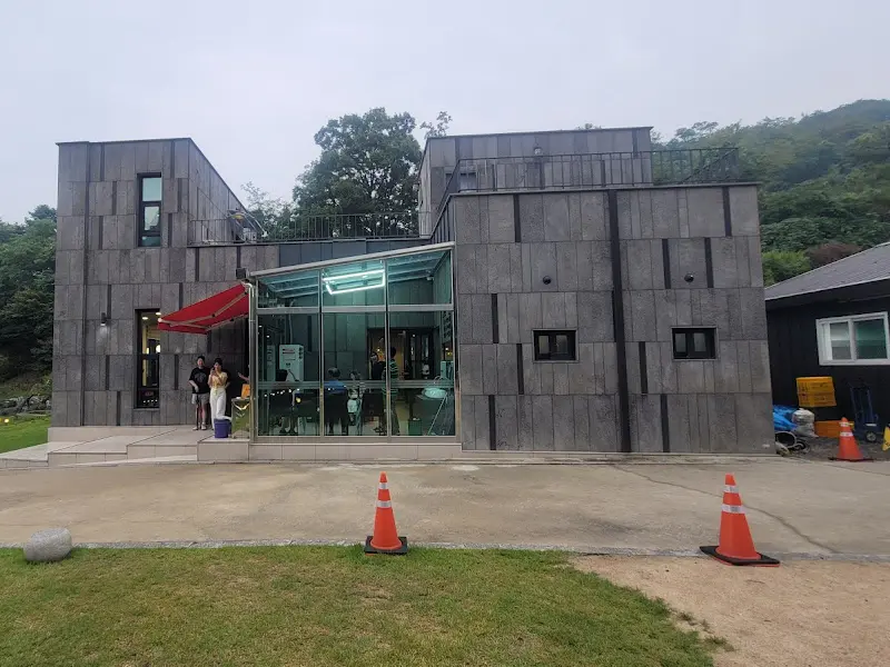 모던한 외관의 식당 건물