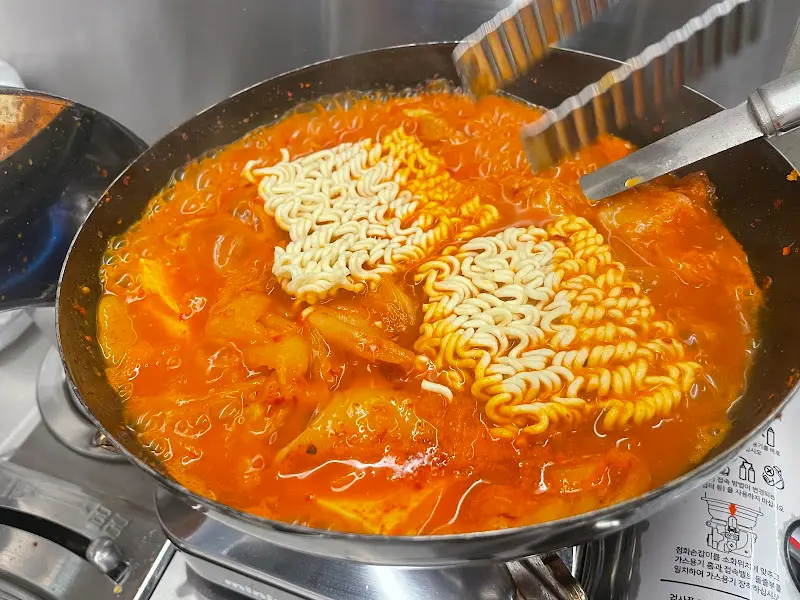 김치찌개에 라면 사리를 넣은 모습