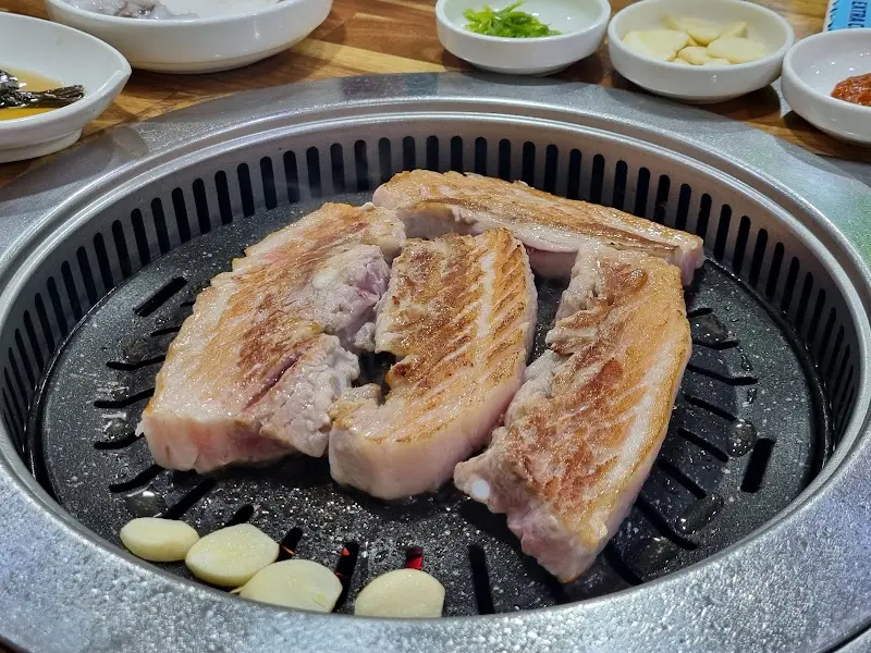 불판 위에서 익어가는 삼겹살