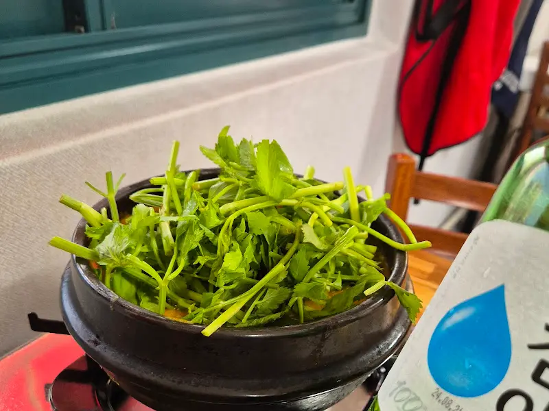 미나리가 잔뜩 올려진 오리탕