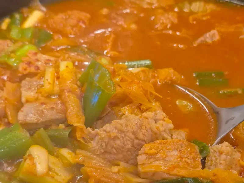 김치전골의 깊은 국물