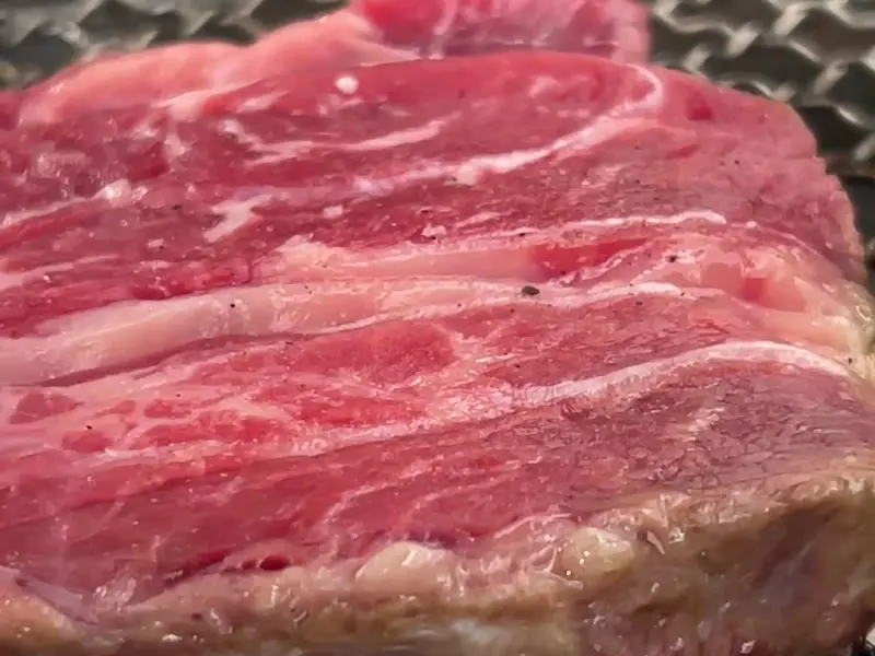 선홍빛 돼지고기의 아름다운 마블링