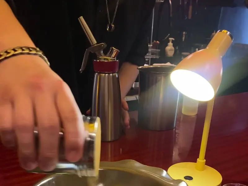 음료를 만드는 바텐더