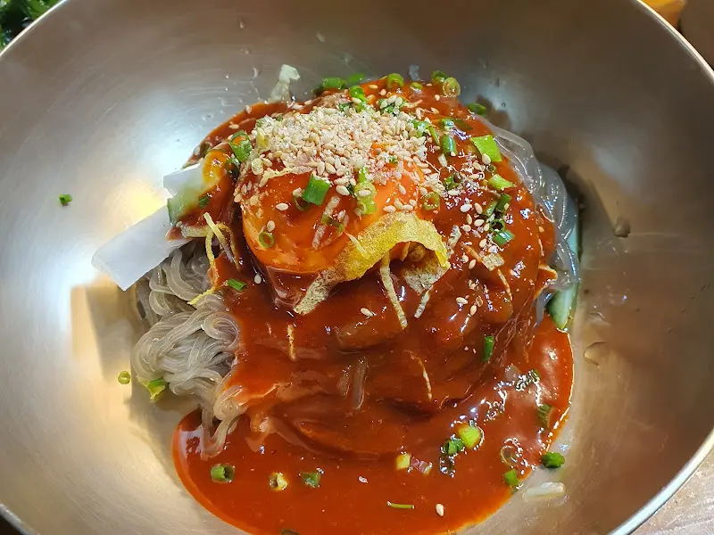 양념이 듬뿍 올려진 냉면