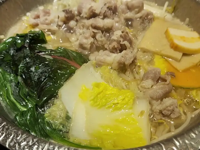 샤브샤브 재료가 끓고 있는 모습