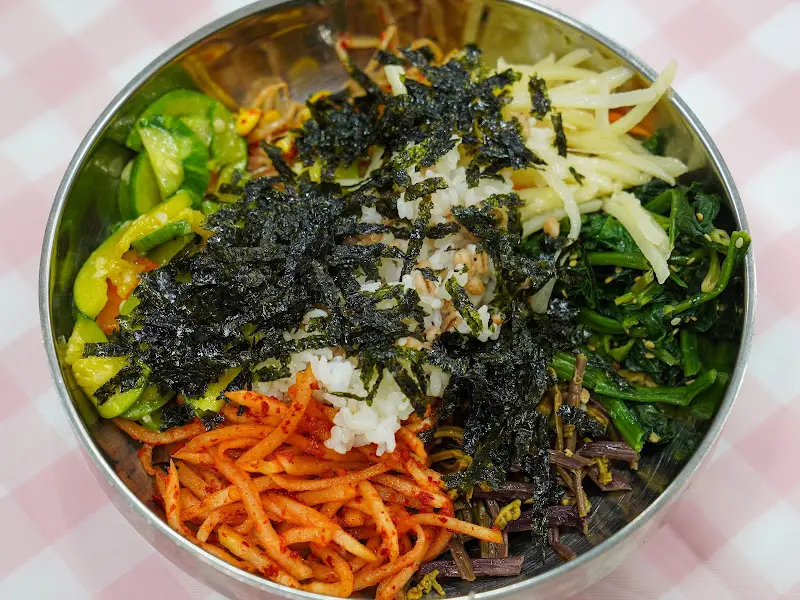 다양한 나물과 김 가루가 듬뿍 올려진 비빔밥 재료