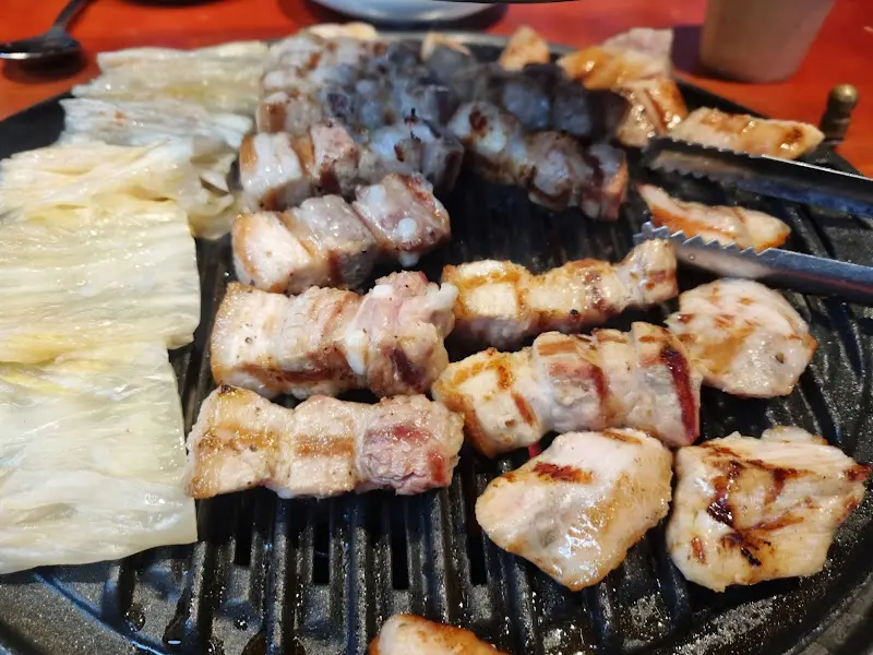 잘 구워진 삼겹살과 백김치