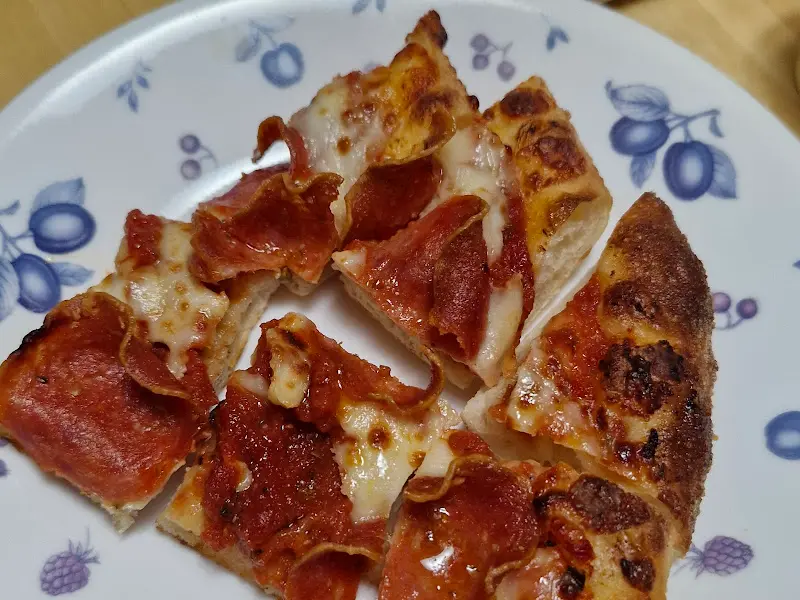 페퍼로니 피자 조각들