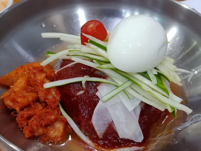 빨간 양념이 인상적인 함흥냉면