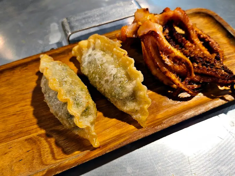 기본으로 제공되는 만두와 오징어 튀김