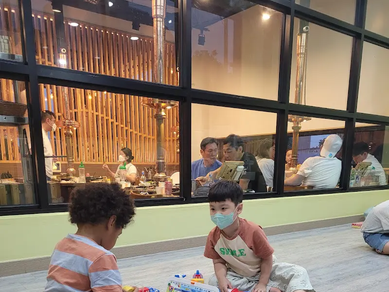 실내 놀이방에서 노는 아이들