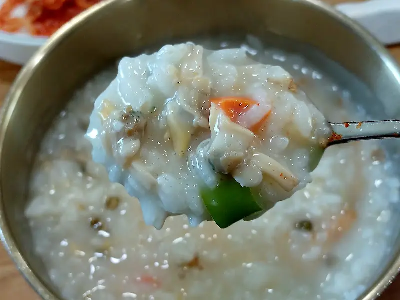 숟가락 위에 올려진 바지락죽의 모습