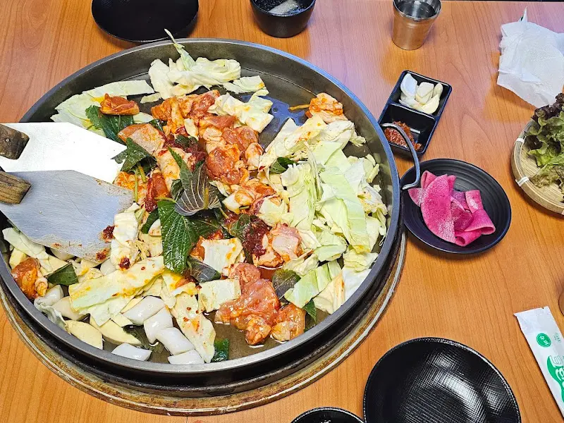 닭갈비 재료가 푸짐하게 담긴 철판