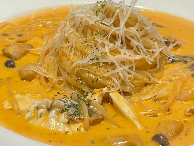 게살 로제 파스타의 클로즈업 샷