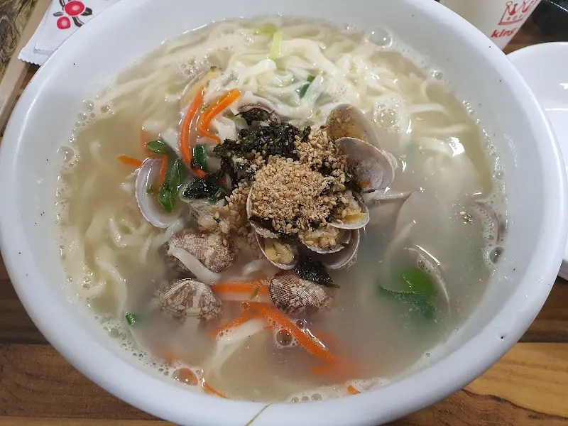 푸짐한 바지락 칼국수