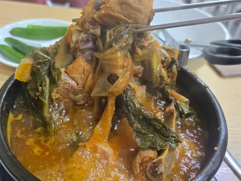 뼈에 붙은 살코기를 집게로 들어올린 모습