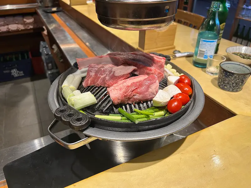 화로 위에서 구워지는 양갈비와 채소들