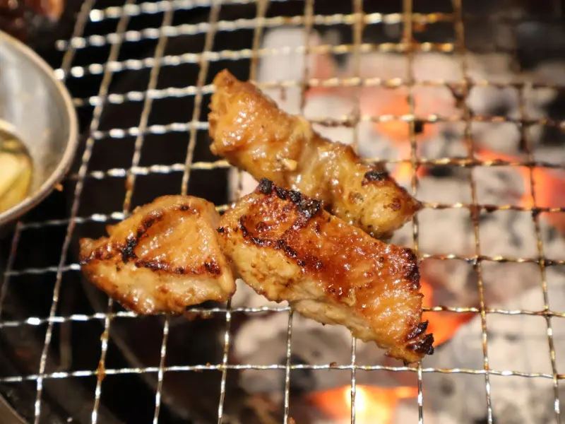 숯불 위에서 익어가는 돼지갈비