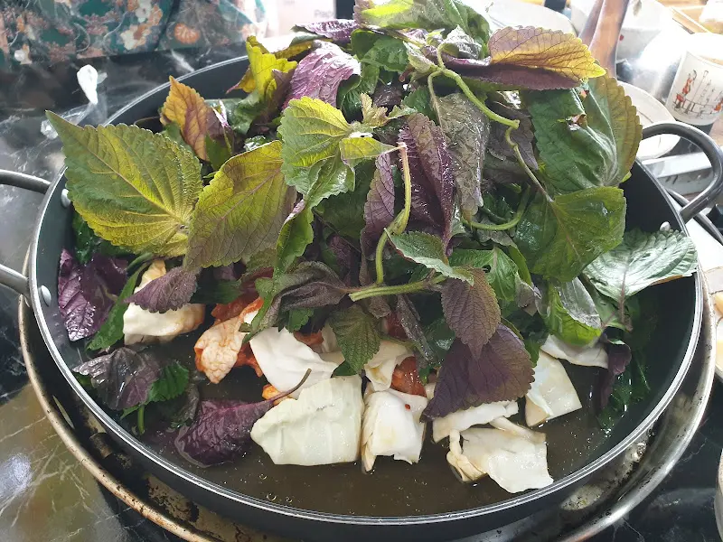 싱싱한 채소가 듬뿍 올려진 닭갈비