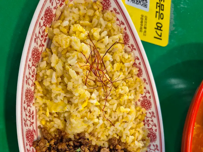 고기 토핑이 인상적인 볶음밥