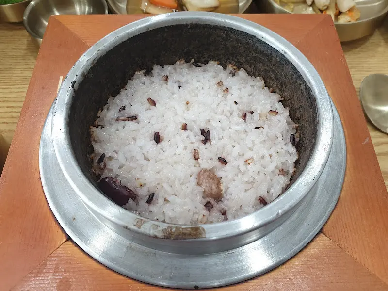 돌솥밥의 윤기 넘치는 모습