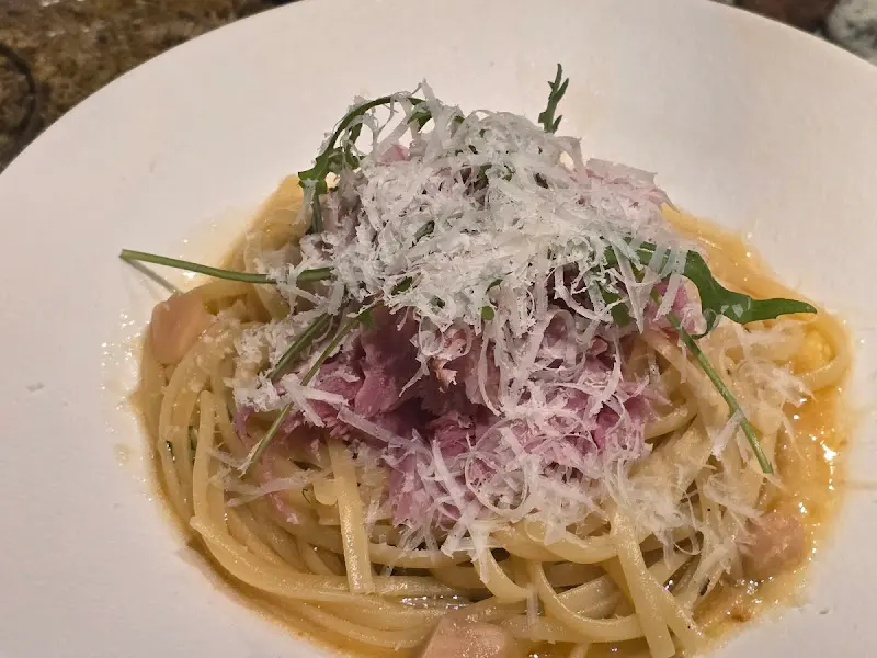 파스타 위에 눈처럼 흩뿌려진 치즈