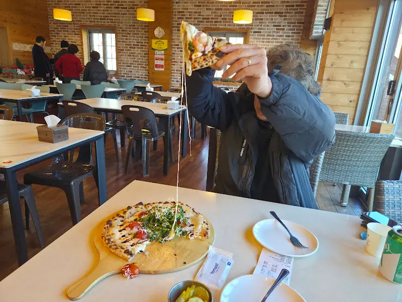 치즈가 늘어지는 피자