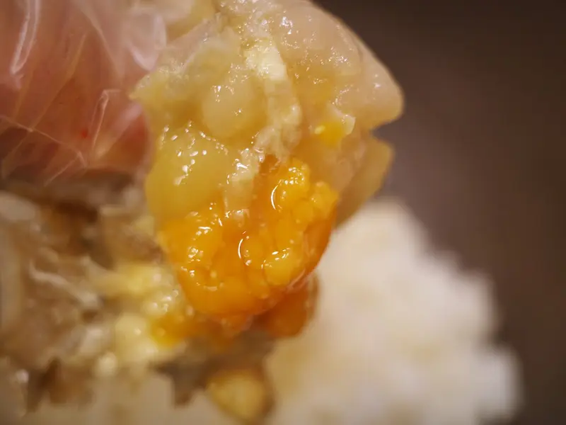 밥 위에 올려진 간장게장 알