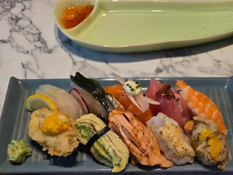 다채로운 색감의 모듬 초밥