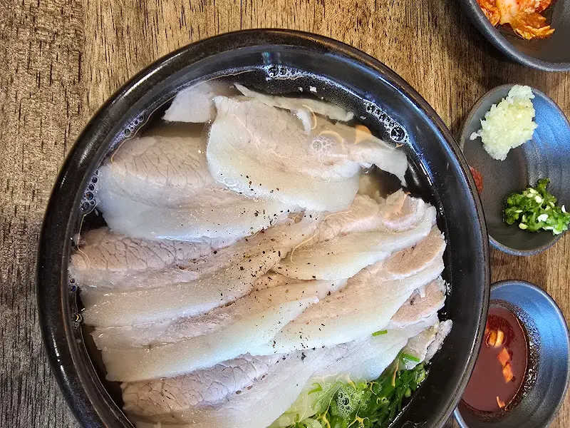 돼지곰탕의 뽀얀 국물과 수육