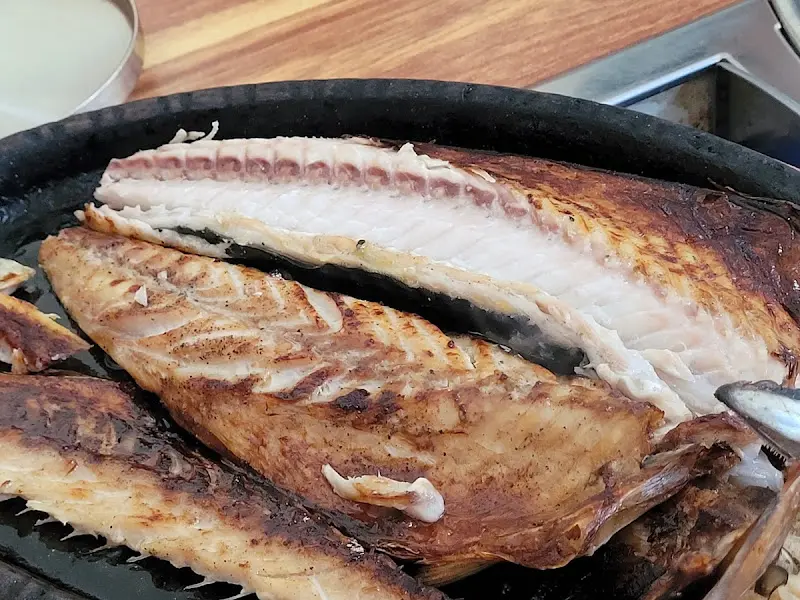 노릇하게 구워진 고등어구이