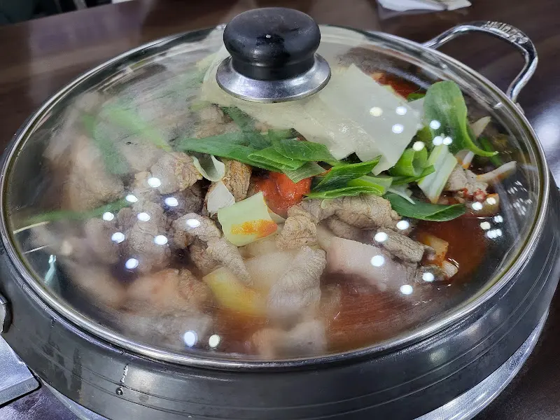 두루치기찌개 뚜껑 덮인 모습