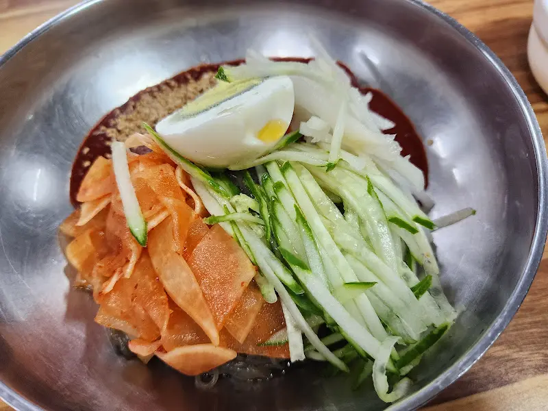 비빔냉면의 모습