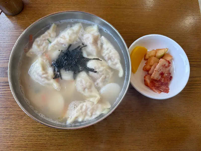 김치떡만두국의 푸짐한 비주얼