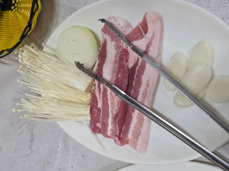 녹차가루가 뿌려진 신선한 삼겹살