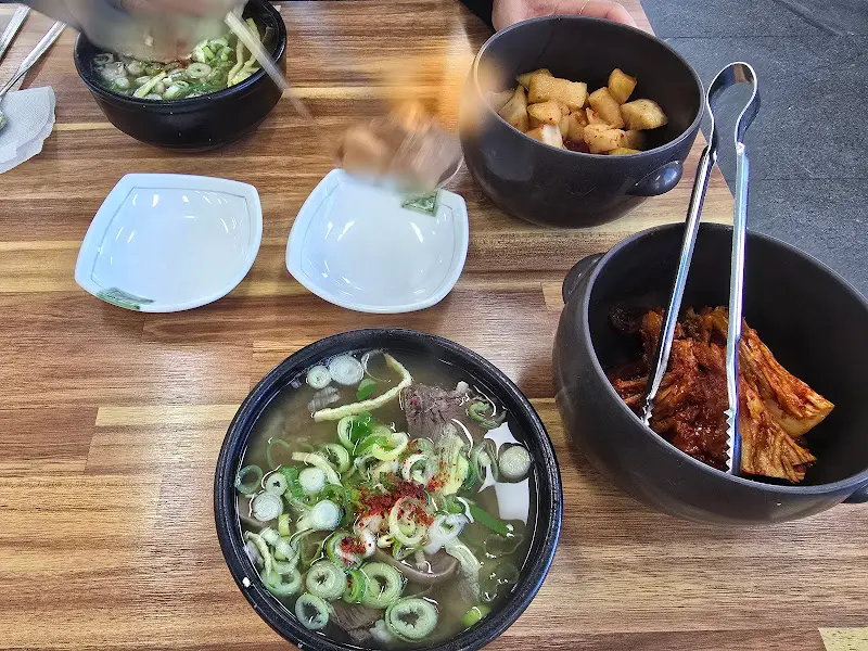 곰탕과 반찬 세팅