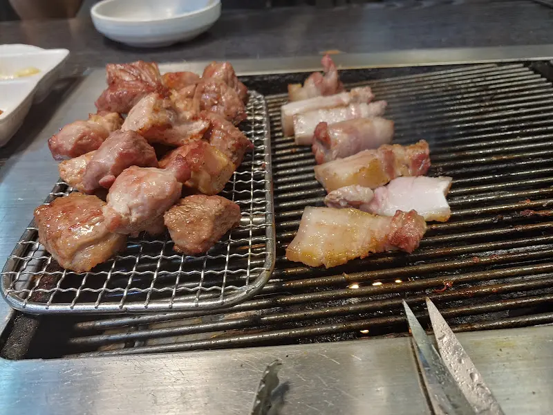 잘 구워진 고기를 식힘망에 올려놓은 모습