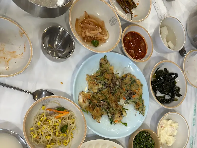 영양굴밥과 함께 제공되는 다채로운 밑반찬