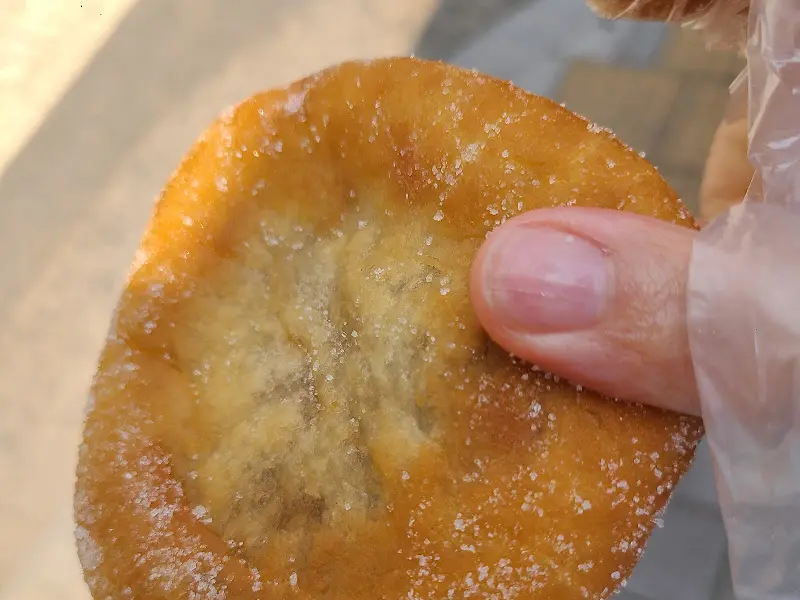 손으로 잡은 팥 도너츠