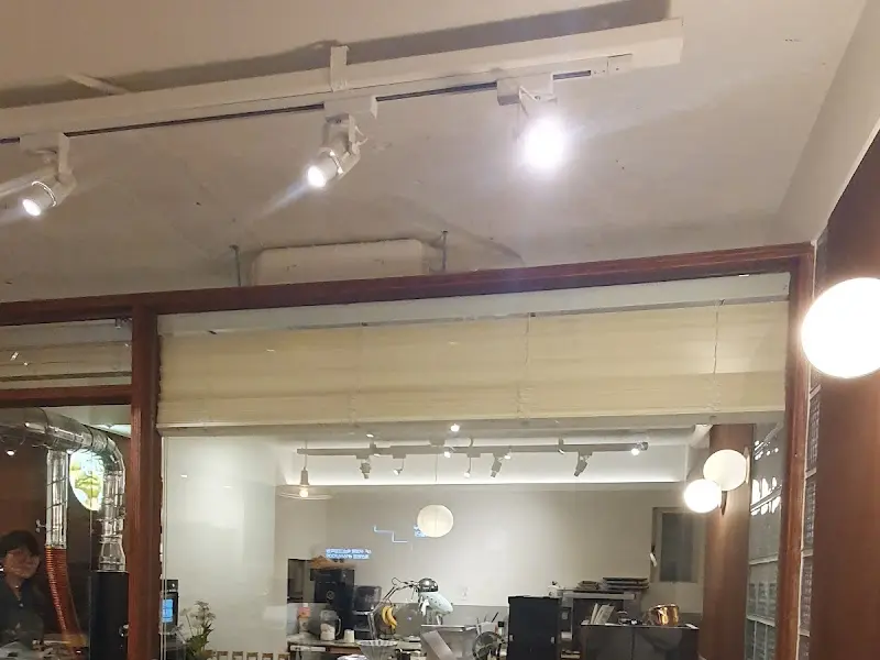 카페 내부 조명