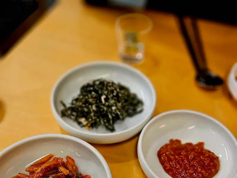 정갈하게 담긴 밑반찬