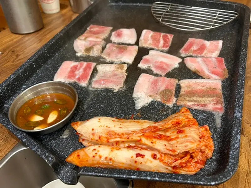 불판 위의 냉삼겹살