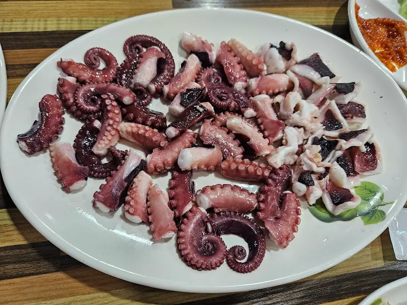 싱싱하고 쫄깃한 문어 숙회