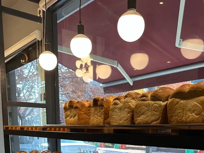 진열대 위 빵과 조명