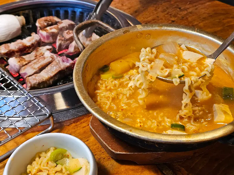 온담에서 기본으로 제공되는 김치 짜글이