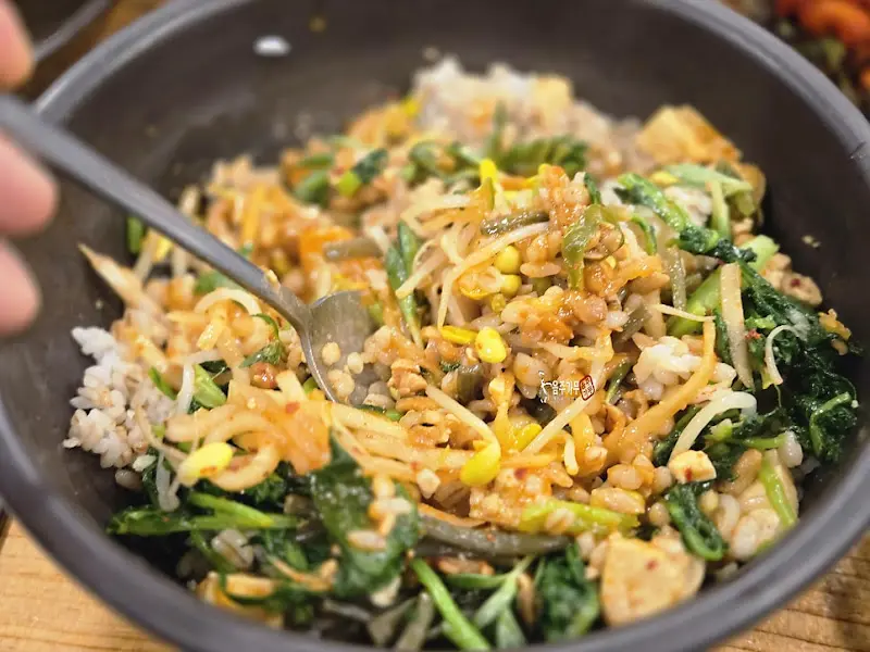 나물과 함께 비벼 먹는 청국장 비빔밥