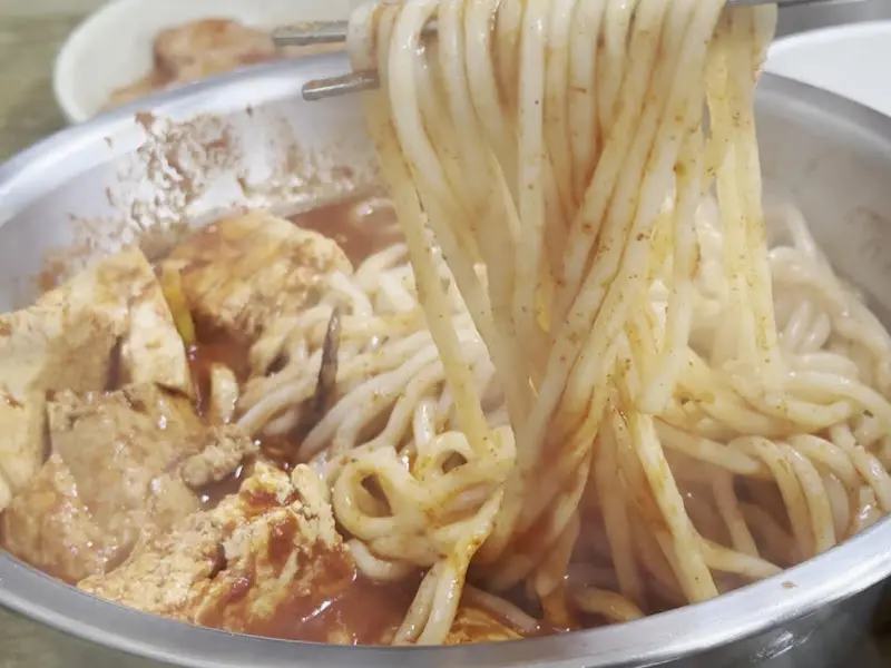 우동 사리를 넣은 두부오징어두루치기