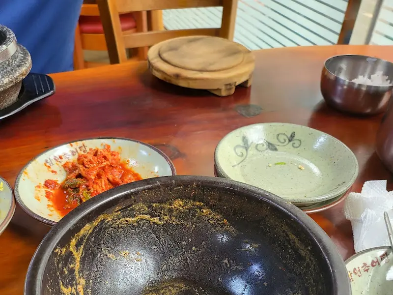 돌솥에 남은 누룽지에 물을 부어 만든 숭늉