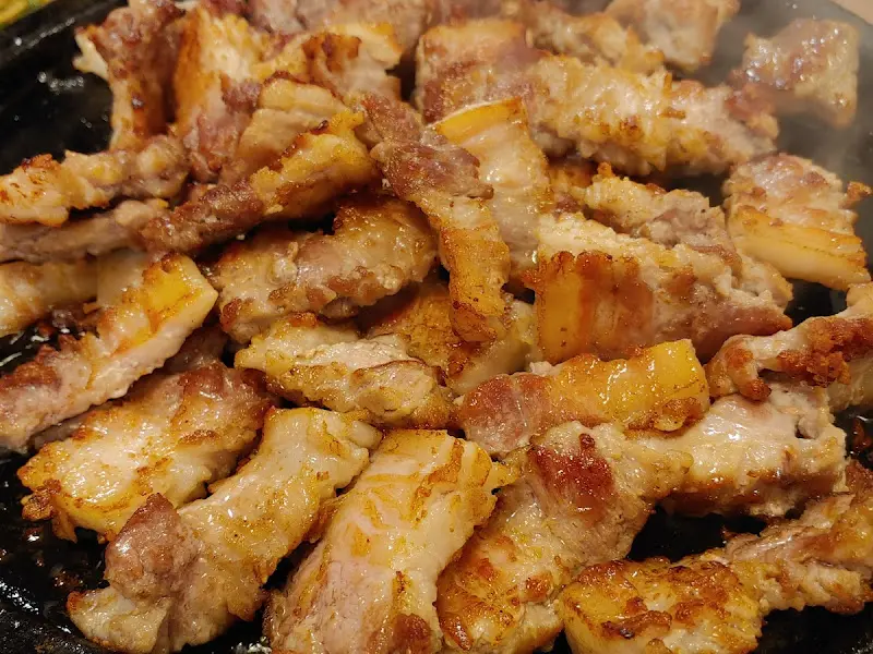 돌판 위에 구워진 삼겹살