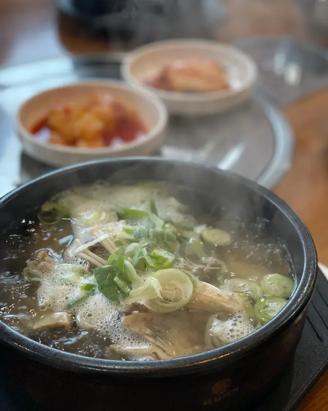 김이 모락모락 나는 왕갈비탕